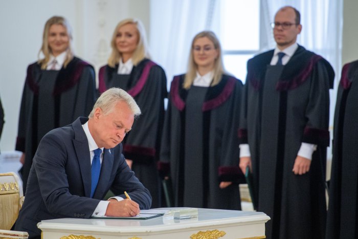 Prezidentas priėmė 7 teisėjų priesaikas